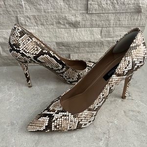 White House Black Market Olivia Exotic print pump, sz 8, free matching belt